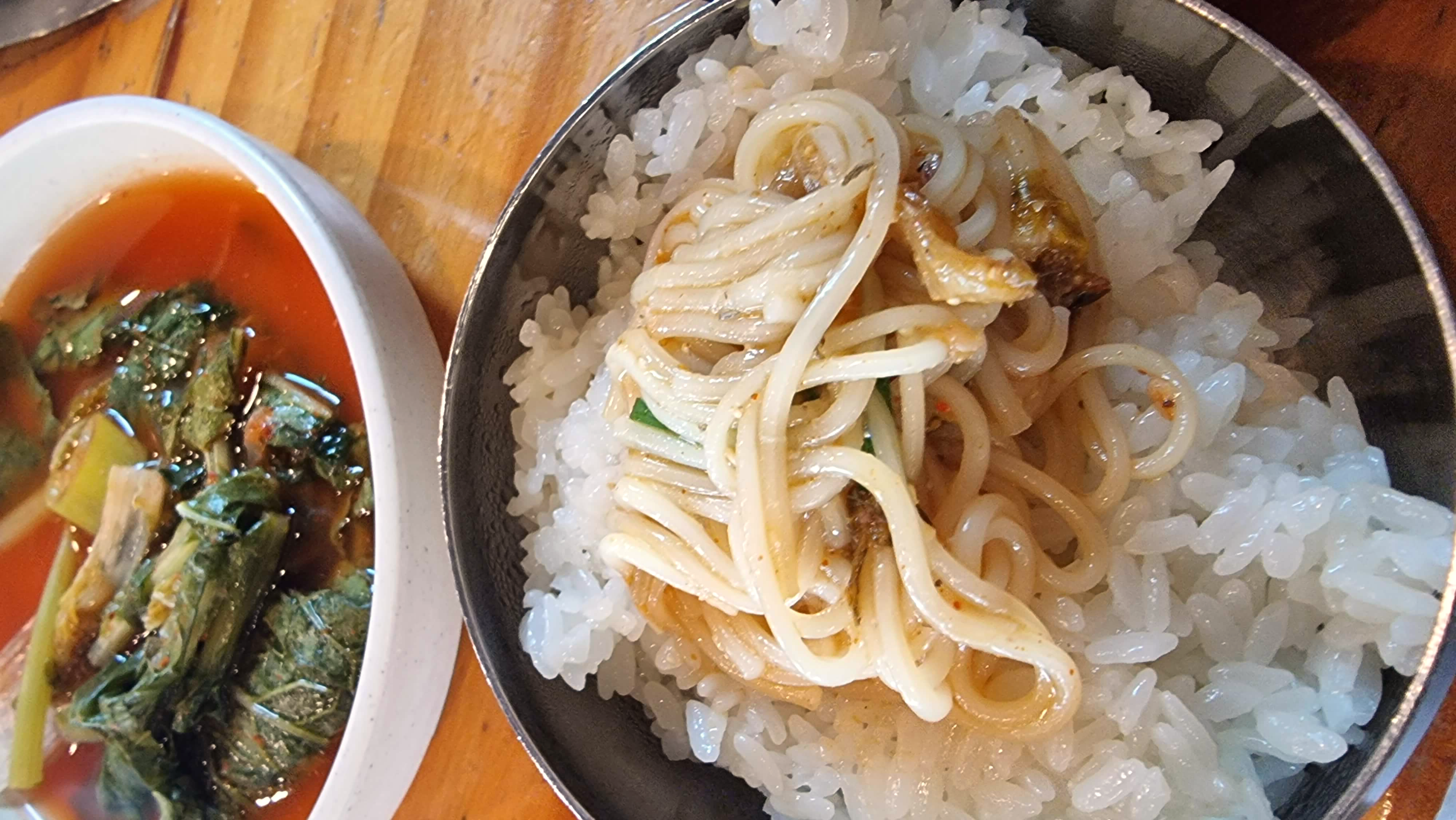 어죽안에 국수를 떠서 밥위에 놓고 먹음