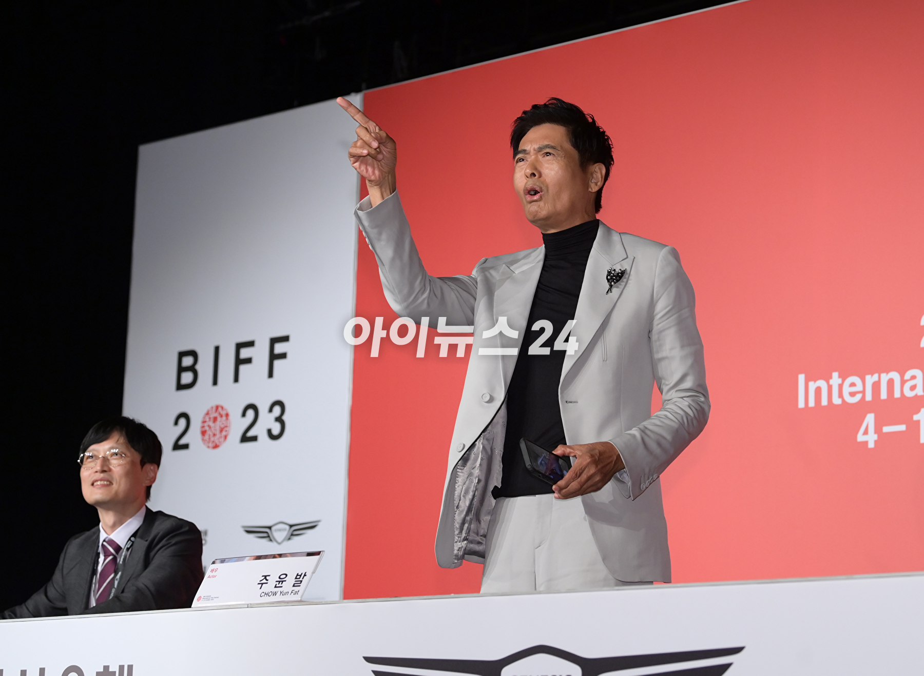 배우 주윤발(저우룬파)이&nbsp;5일 오후 부산광역시 해운대구 우동 KNN타워에서 진행된 제28회 부산국제영화제 공식 기자회견에 참석해 포토타임을 갖고 있다. [사진=정소희 기자]