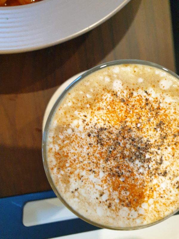 떡볶이 시즈닝이 뿌려져 있는 떡볶이 커피