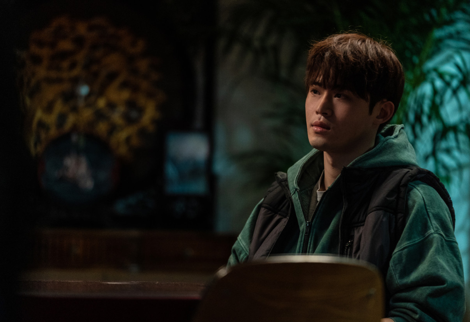 영화 브로큰 자신을 찾아온 호령과 대화하는 명우