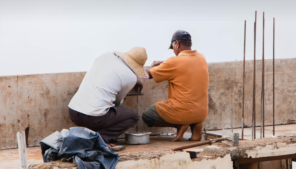 장년의 남성 2인이 건설 일을 하는 사진