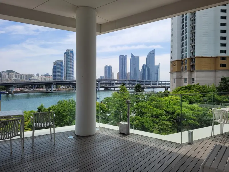 해그리다카페 루프탑에서 바라본 수영강과 부산 마린시티 고층 빌딩, 탁 트인 강변 전망과 야외 좌석