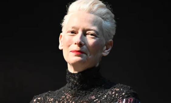 틸다 스윈튼의 정면 사진