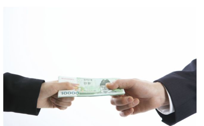 만원권-주고받는-사진