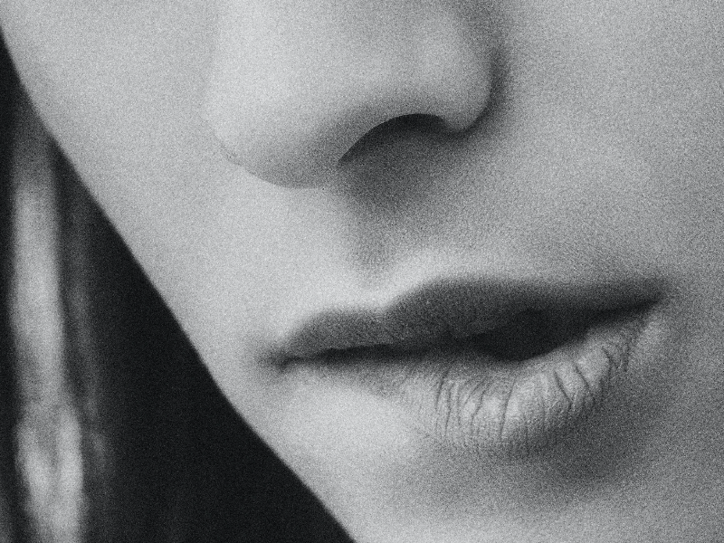 입술을-물고-있는-여성의-하관