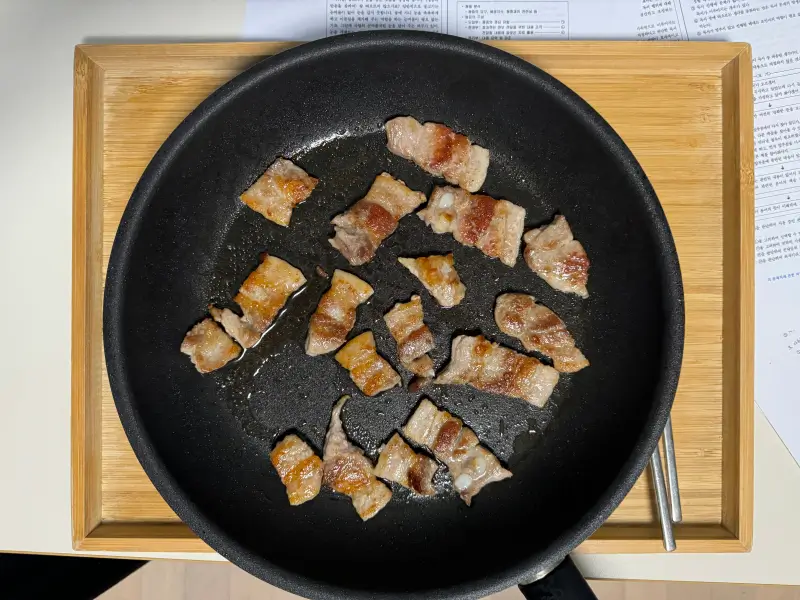 캐다다산 삼겹살 굽힌 사진