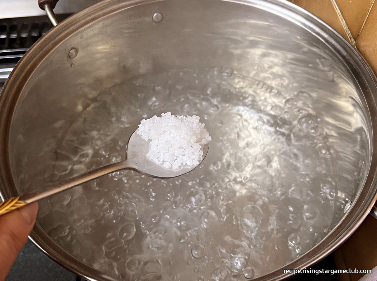 끓는 물에 소금을 넣는 사진