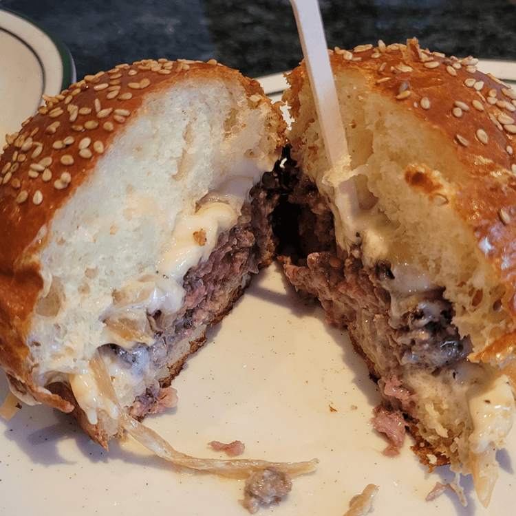 인소울버거를-반으로-갈라보았더니-한우패티와-볶은양파와-흘러내리는-모짜렐라치즈를-볼수있다