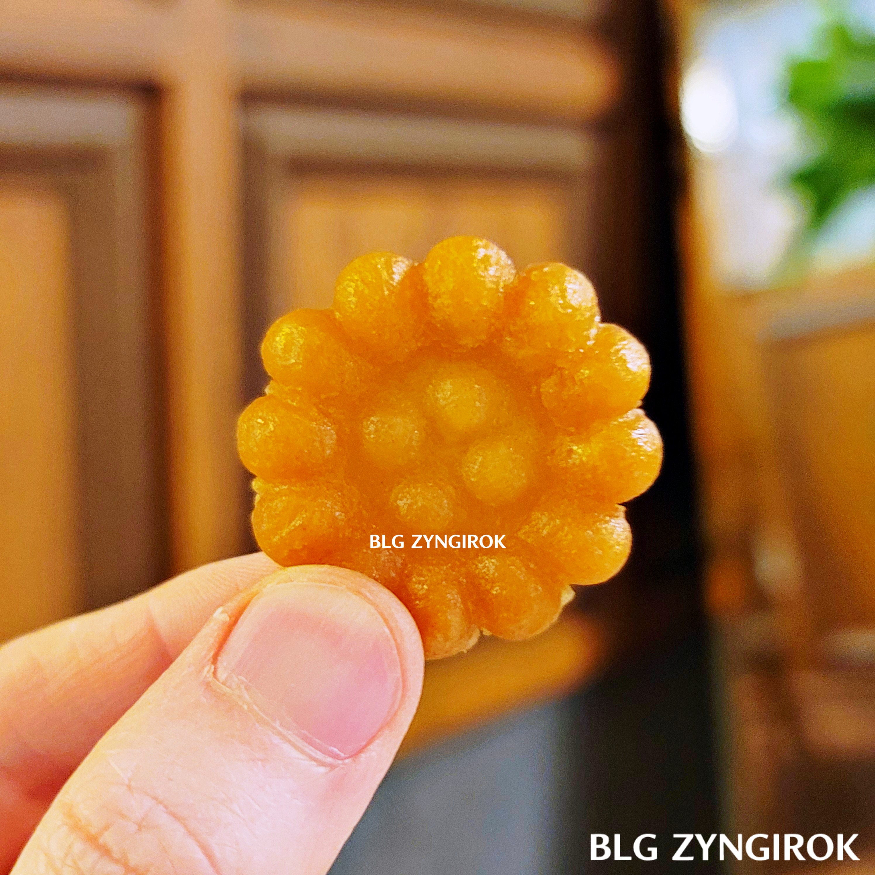 노브랜드 달콤허니약과 한 개를 들고있다.