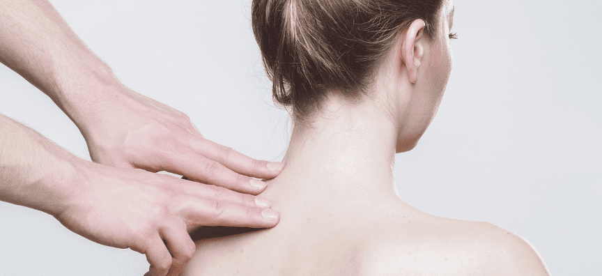 여자의 등에 양손의 손가락을 올려서 마사지 하는 모습