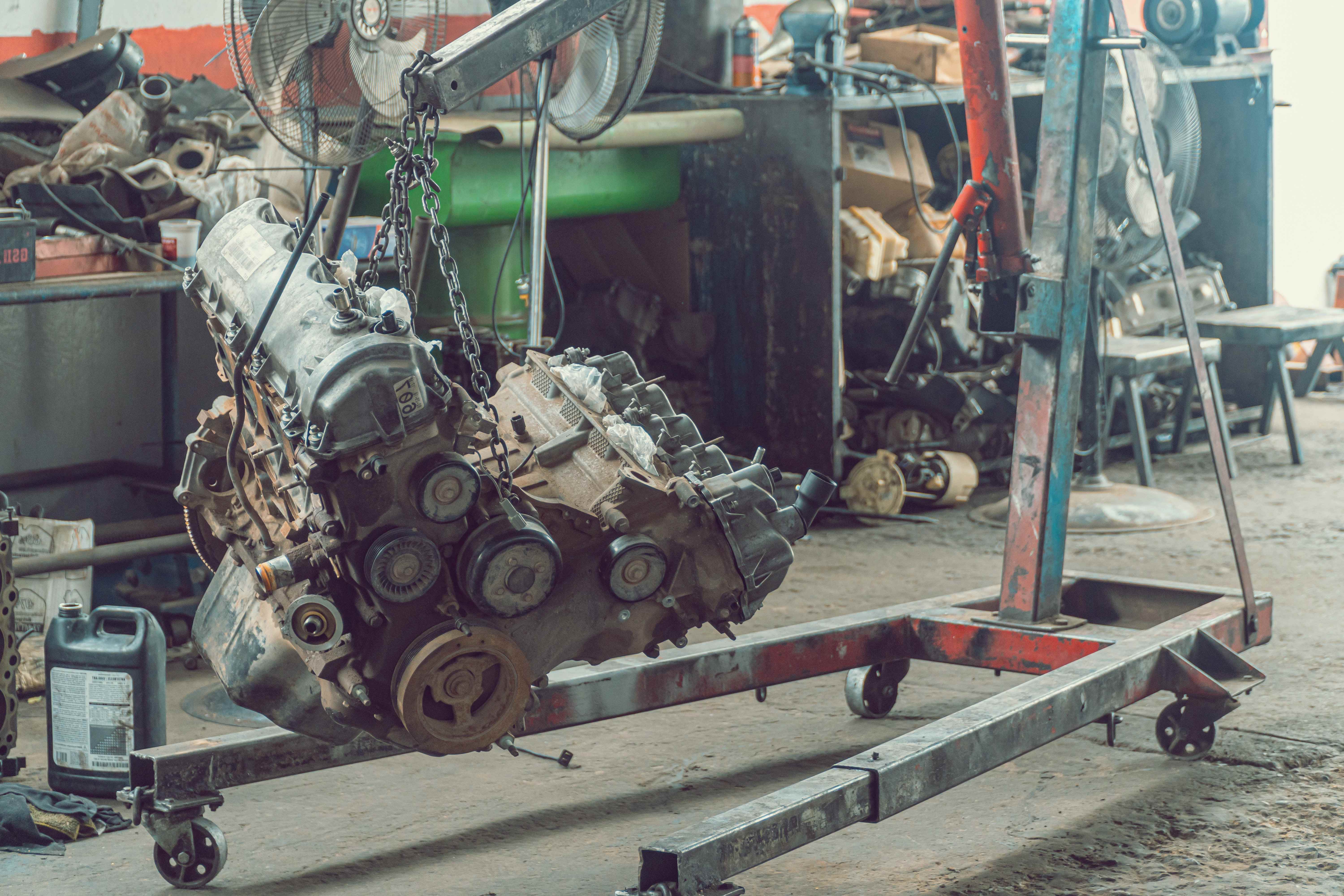 자동차 엔진을 밖으로 빼낸 사진입니다.