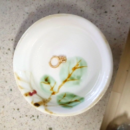 뜨거운 물로 귀걸이 세척 소독