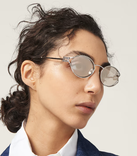 긱시크와 올드머니 룩에 어울리는 2024년 안경 트렌드_미우미우_오벌 형태 안경