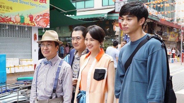 영화 《컨피던스맨 JP: 로맨스편》에서 사기꾼 3인방과 새로운 동료가 홍콩 거리를 누비는 장면. 유쾌함 속에 숨어 있는 반전과 속임수의 기류가 가볍고도 치밀하게 흐른다.