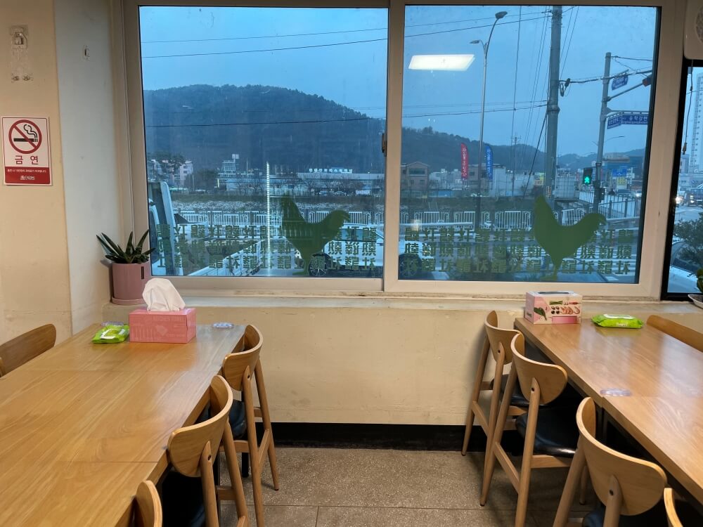 계열사 치킨 홍천점 - 매장 테이블 모습