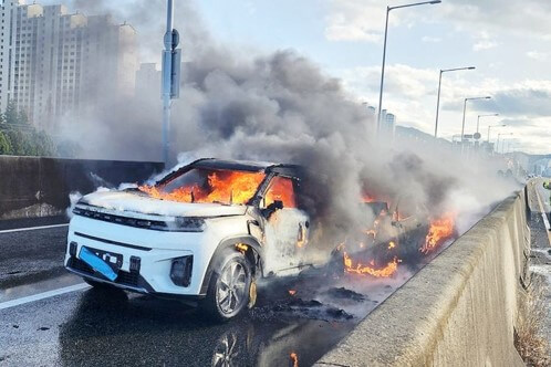 주행중-차에-불이붙어-거의-전소가-되고있는-파란색-넘버의-전기차