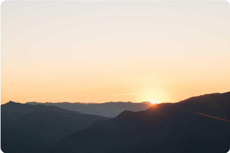 산 넘어 해가 떠오르는 모습