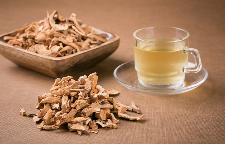 야생에서 채취를 한 모과를 깨끗하게 세척하고 건조시킨 것을 잘게 자른 것을 갈색 바닥과 네모난 나무 그릇에 가득 담아두고, 그 옆에는 모과차를 담은 투명한 찻잔을 놓아두고 찍은 사진