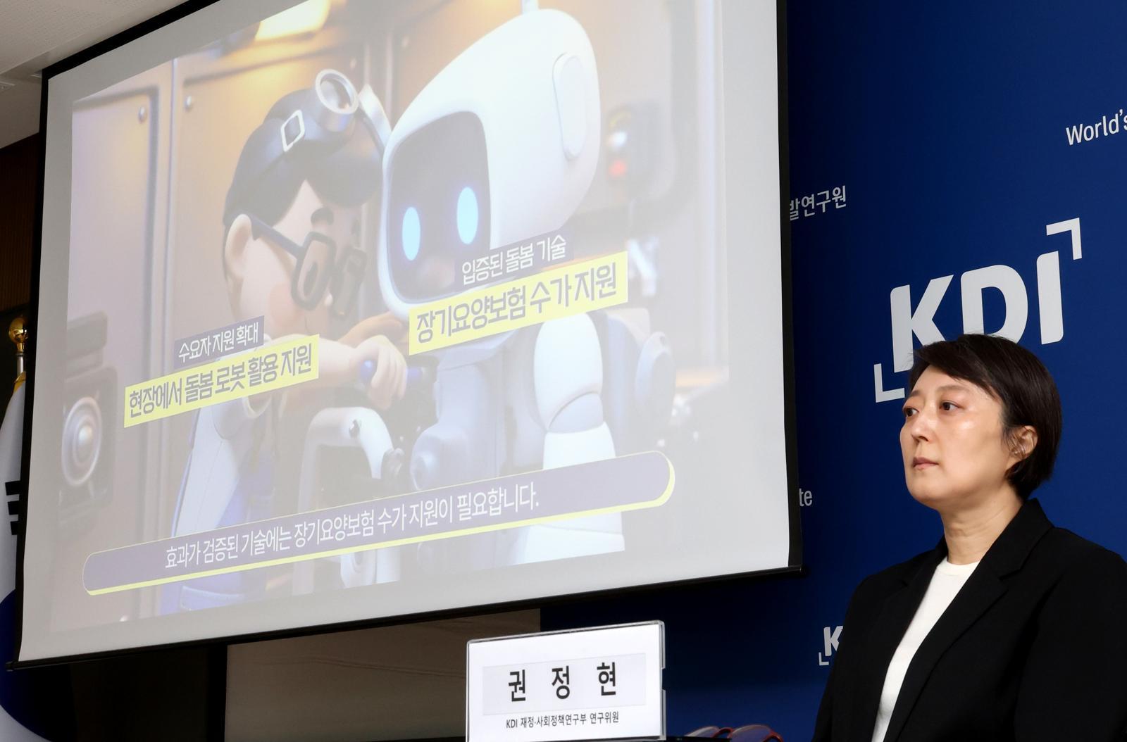 2043년 요양보호사 99만 명 부족, '돌봄 대란' 막을 외국인&middot;로봇 대안 총정리