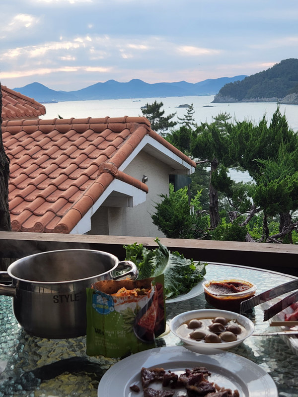 테라스-테이블에-차린-음식