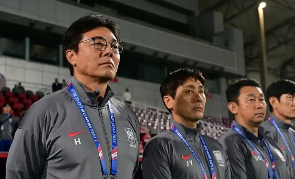 U23-회색옷을 입고 뒷짐지고 서있는 황선홍과 그 옆 코칭들