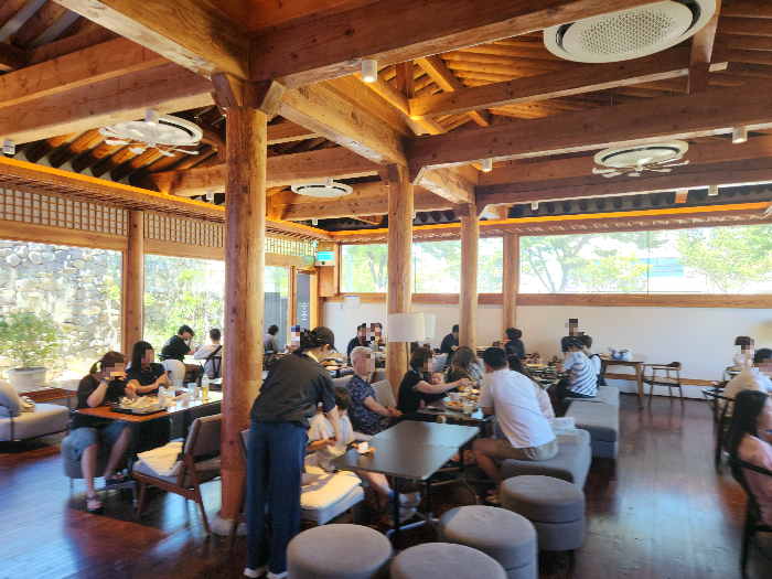 The second hall inside the cafe is full of people.