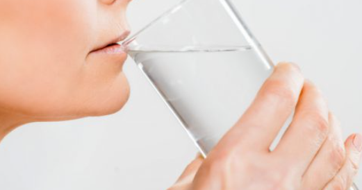 컵으로-물마시는-여성-옆모습