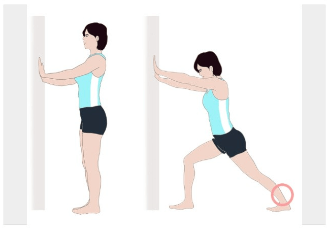 벽 짚고 스트레칭 하는 사람