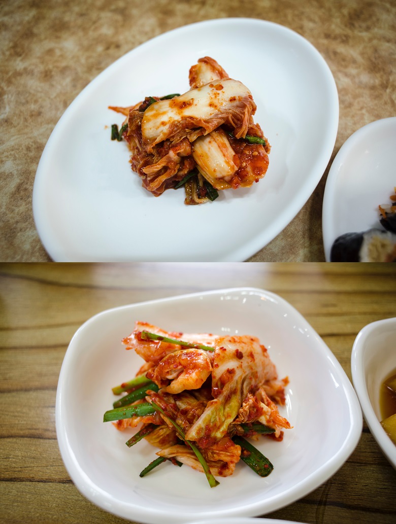 위쪽과 아래쪽 모두 하얀 접시에 배추김치가 놓여있는 사진