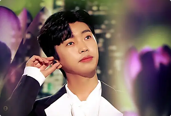 귀를 만지는 임영웅