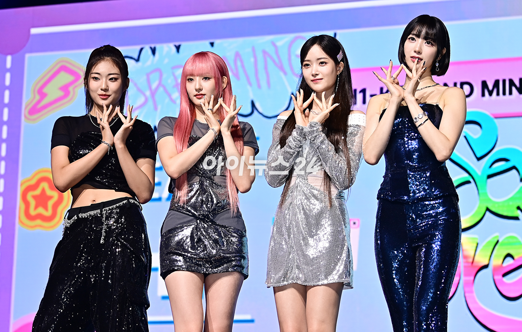 걸그룹 '하이키(H1-KEY)'가 30일 오후 서울 용산구 블루스퀘어에서 진행된 두 번째 미니앨범 '서울 드리밍(Seoul Dreaming)' 발매 기념 쇼케이스에서 포토타임을 갖고 있다. [사진=곽영래 기자]