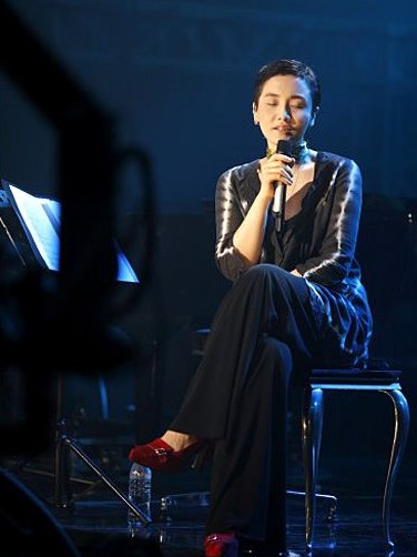 이소라-신청곡-가사-코드-악보-이소라-눈을-감고-노래하는-사진