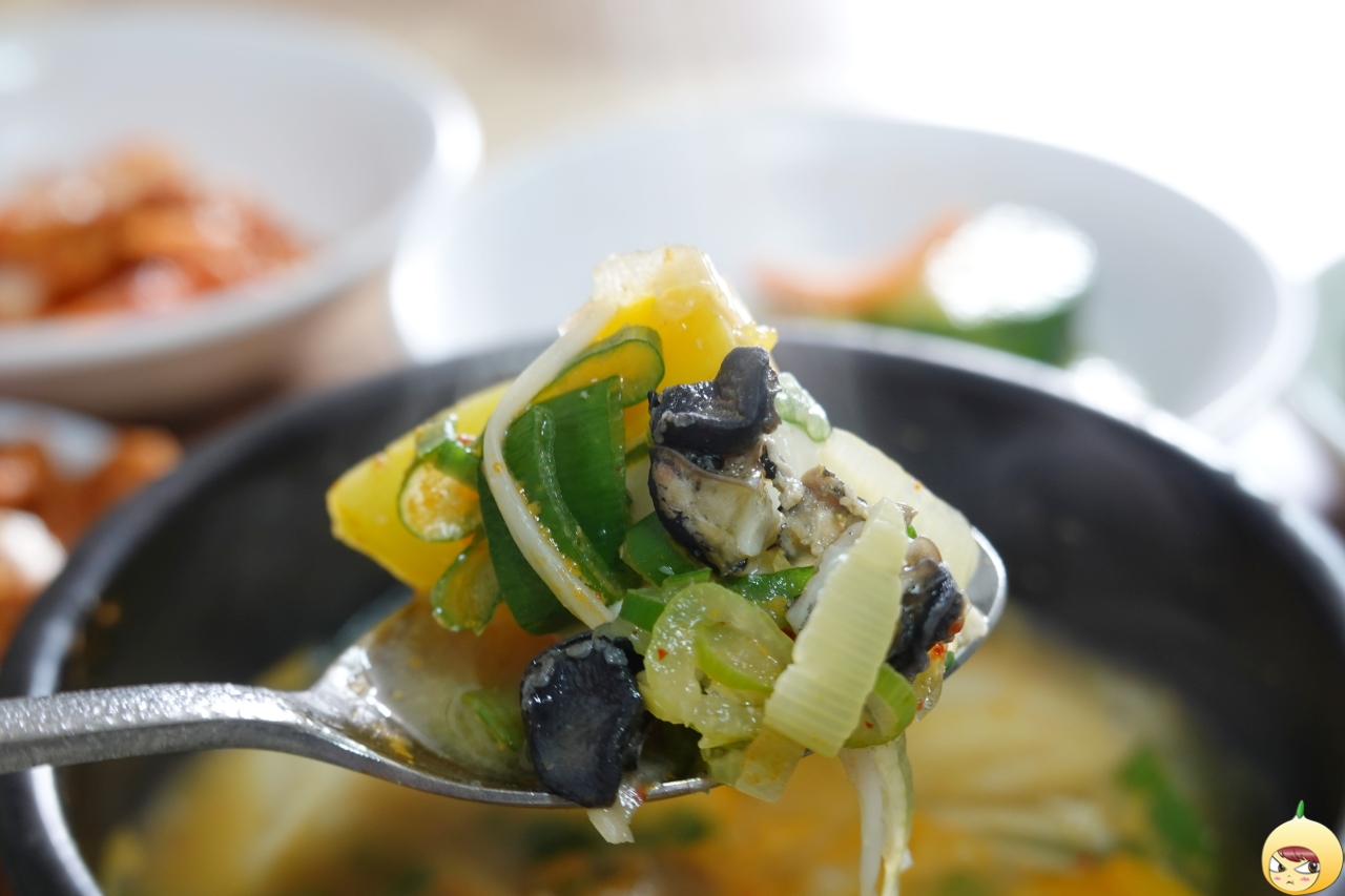 쫄깃한 우렁이 들어 있는 된장찌개