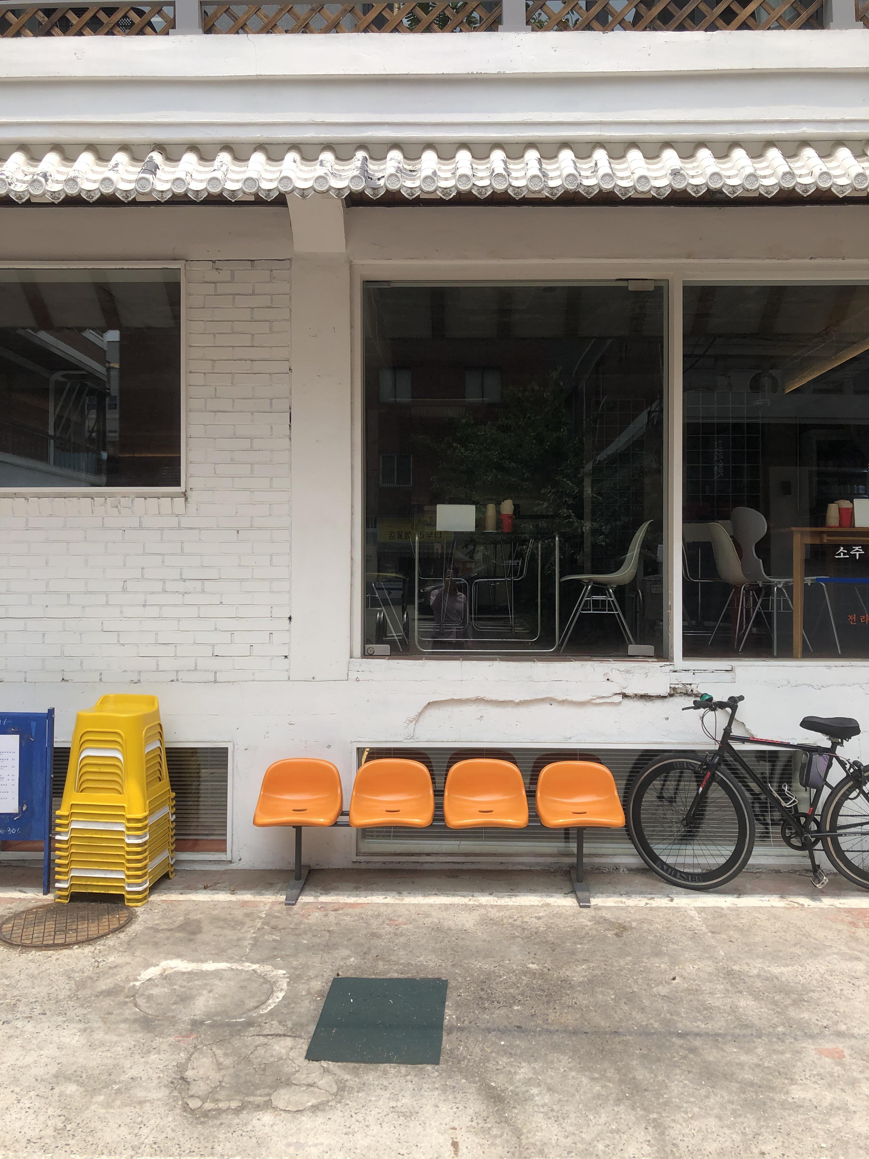 성수역 4번 출구 '연무장길' 산책: 중국 MZ 세대도 반한 성수동 레트로 감성