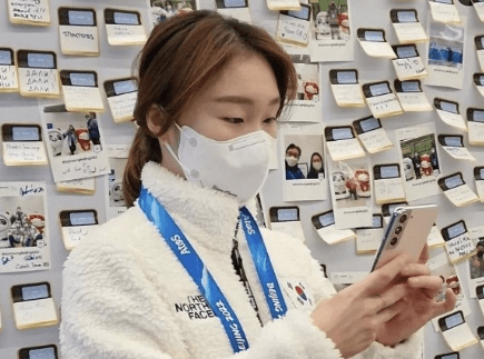 최민정-선수-휴대폰-보고있는-모습