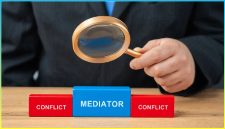 '중재자'와 '갈등'이라는 단어가 적힌 나무 블록. 중재를 통한 분쟁 해결. 분쟁 해결. 제3자, 중개자.