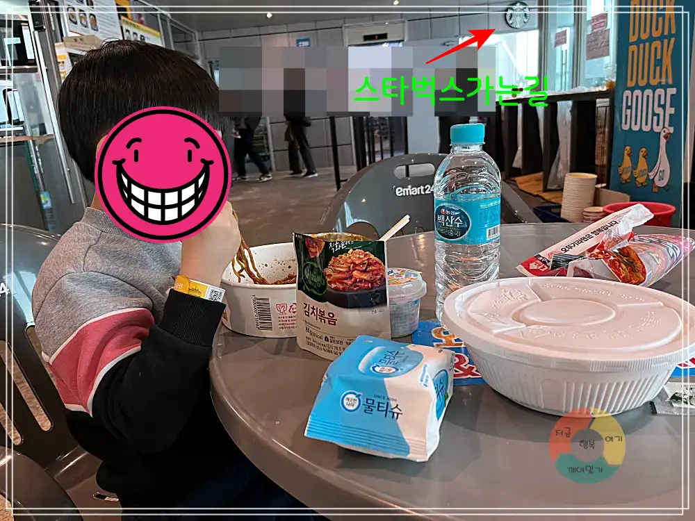 테이블-끓여먹는-라면-김치-물티슈
