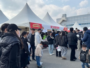 붐비는 축제장에서 다양한 먹거리를 판매하는 천막 부스.