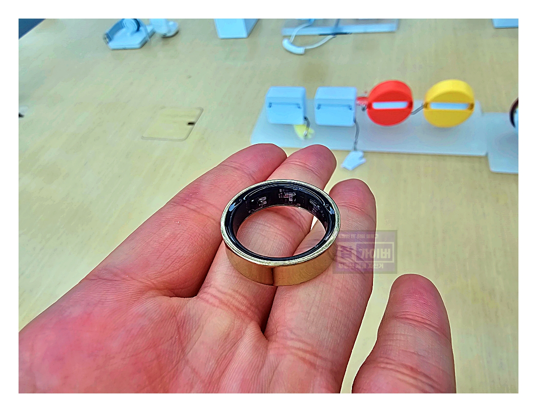 갤럭시링 실물 색상과 외형을 확인할 수 있는 매장 전시 사진