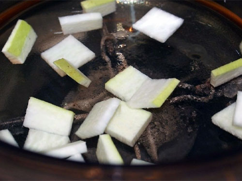 2월 제철 반찬 : 바지락국 맛있게 만드는 법
2. 냄비에 무 넣고 물 끓이기