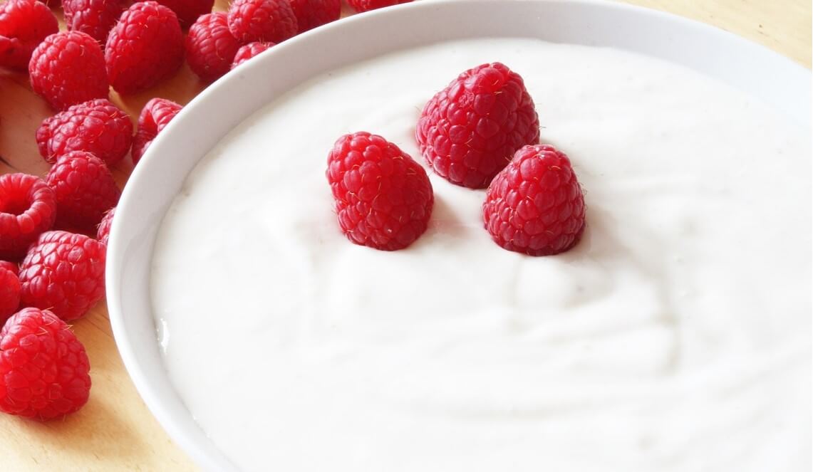 유산균이 풍부한 요거트와 라즈베리, 장 건강에 좋은 천연 프로바이오틱스