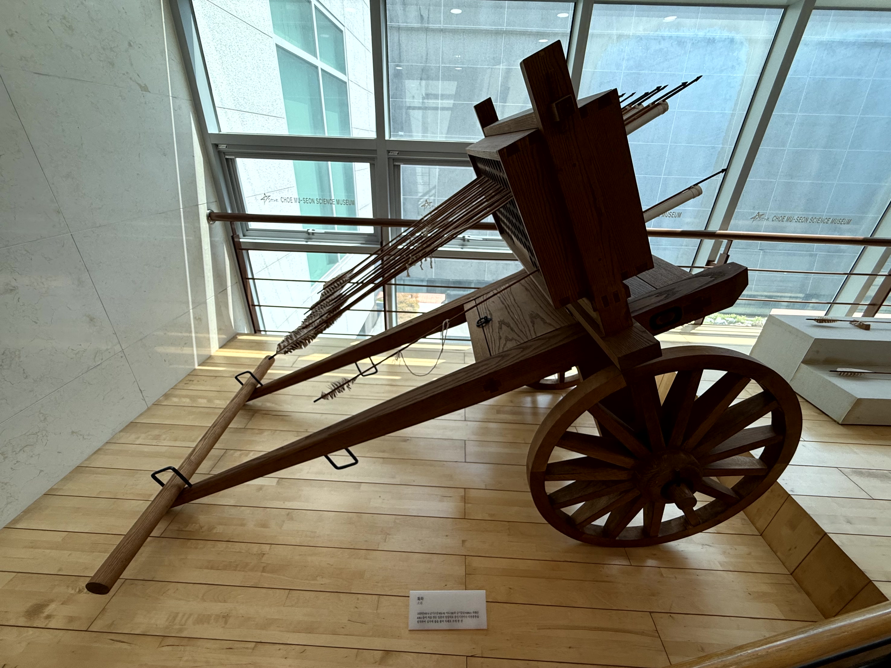 화차(火車) 실물 모형. 조선 시대 다연장 로켓 발사기인 화차의 웅장한 크기와 정교한 구조를 한눈에 볼 수 있습니다.