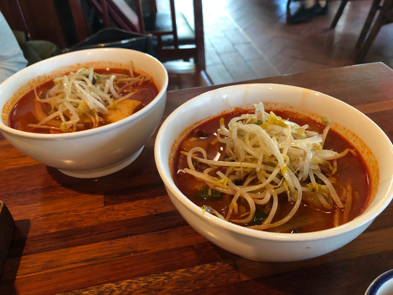 콩나물이-올려진-둘로-나눠진-1인분-짬뽕