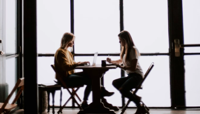 남의 이야기를 잘 들어주는 사람 특징과 경청의 기술