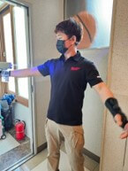 검정-마스크를-쓴-사람이-현관문을-잡고있는-장면