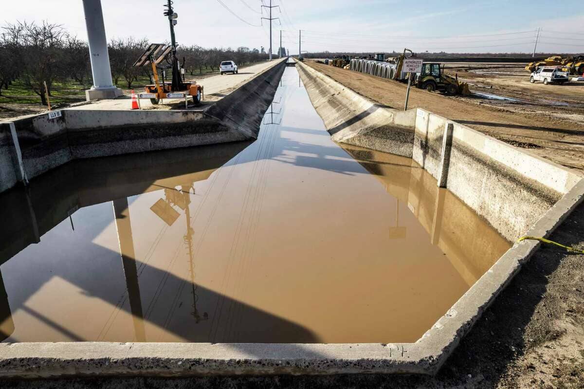 캘리포니아의 수로를 태양열 패널로 덮는 프로젝트 VIDEO: California Wants to Cover Its Canals With Solar Panels