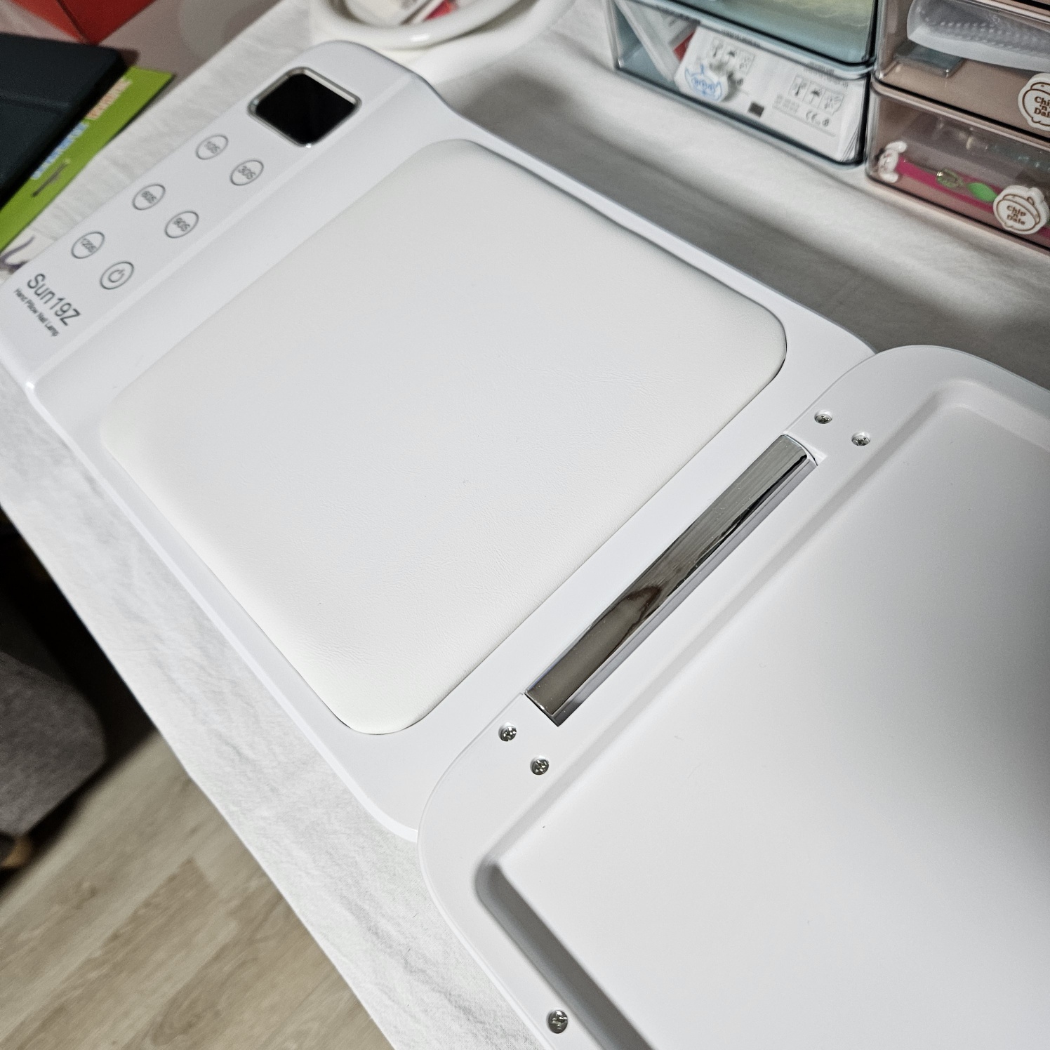 위에 트레이를 열면 쿠션이 나와 손목 받침으로 사용 가능합니다