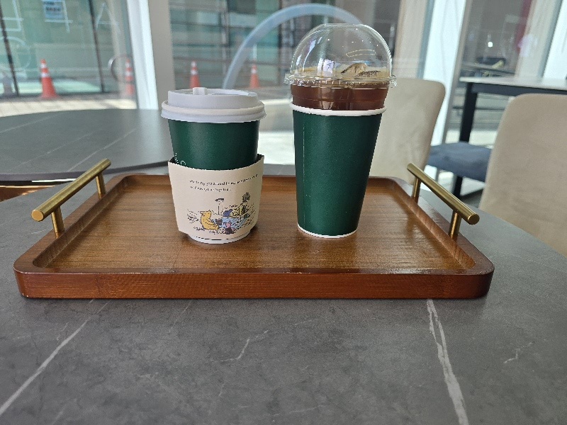 버스 대기소 옆, 까페 오아 커피