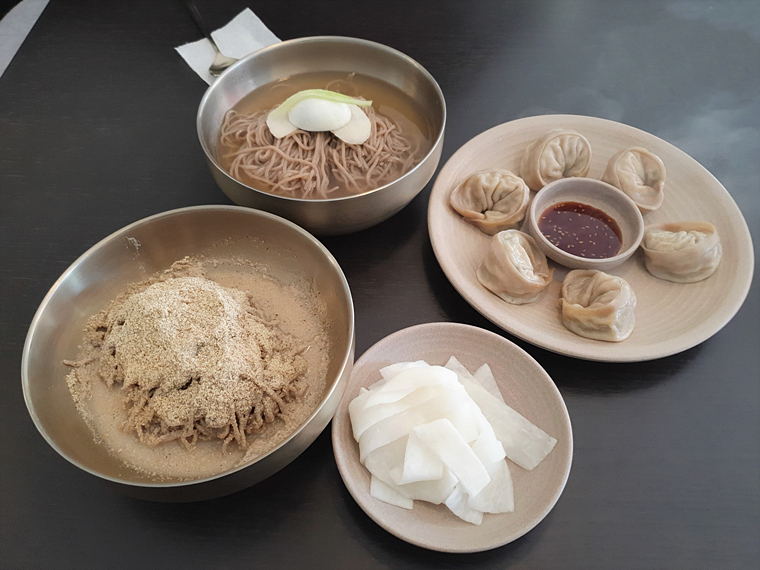 막국수와-만두가-차려진-한상