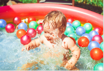 키즈펜션 볼풀장 물놀이 하는 아기